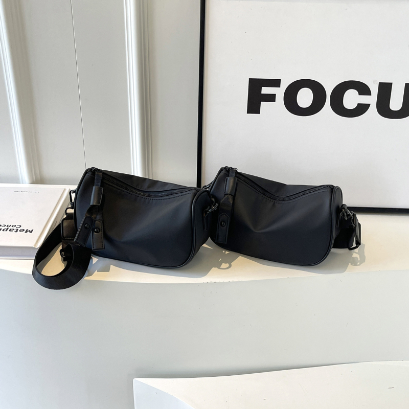 Ženska crossbody torbica od Oxford platna, ovalnog oblika, zatvarač, podstava od najlona, unutarnji pretinci: pretinac sa zipom i pretinac za telefon