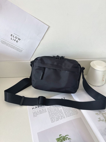 Unisex crossbody torba, vodootporna najlon konstrukcija, više džepova, zatvarač i džep za telefon