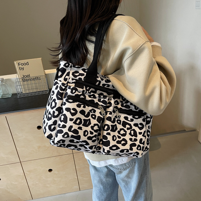 Torba tote s leopard printom - Velika kapaciteta (Oxford tkanina, zatvarač, horizontalni kvadratni oblik, poliester podstava, unutarnji džepovi za telefon i karticu)