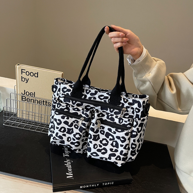 Torba tote s leopard printom - Velika kapaciteta (Oxford tkanina, zatvarač, horizontalni kvadratni oblik, poliester podstava, unutarnji džepovi za telefon i karticu)