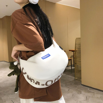 Crossbody Dumpling torba od Oxford platna — mekana konstrukcija, oblik dumplinga, zatvaranje poklopca, unutarnja džep s ID karticom i džep sa zipom
