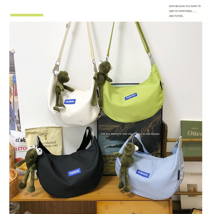 Crossbody Dumpling torba od Oxford platna — mekana konstrukcija, oblik dumplinga, zatvaranje poklopca, unutarnja džep s ID karticom i džep sa zipom