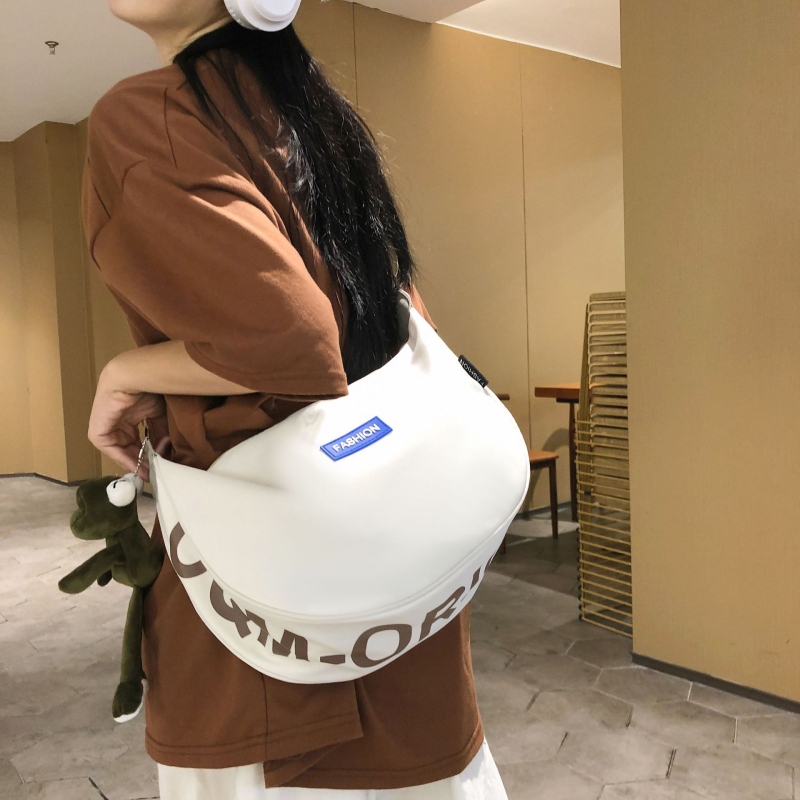 Crossbody Dumpling torba od Oxford platna — mekana konstrukcija, oblik dumplinga, zatvaranje poklopca, unutarnja džep s ID karticom i džep sa zipom