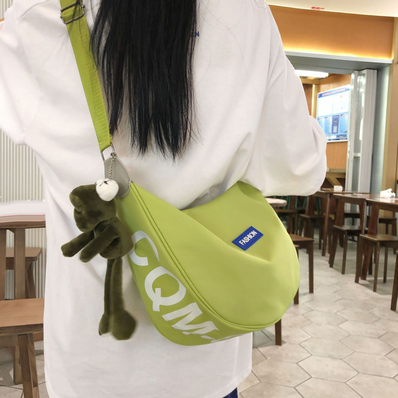 Crossbody Dumpling torba od Oxford platna — mekana konstrukcija, oblik dumplinga, zatvaranje poklopca, unutarnja džep s ID karticom i džep sa zipom