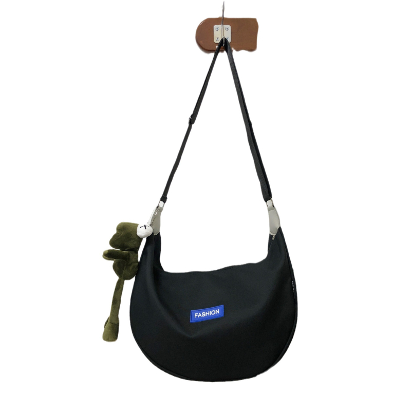 Crossbody Dumpling torba od Oxford platna — mekana konstrukcija, oblik dumplinga, zatvaranje poklopca, unutarnja džep s ID karticom i džep sa zipom