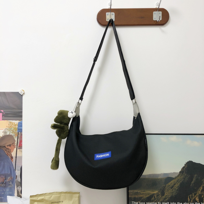 Crossbody Dumpling torba od Oxford platna — mekana konstrukcija, oblik dumplinga, zatvaranje poklopca, unutarnja džep s ID karticom i džep sa zipom