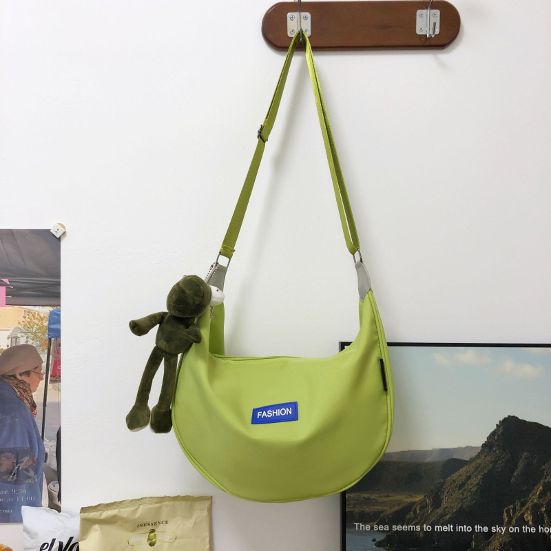 Crossbody Dumpling torba od Oxford platna — mekana konstrukcija, oblik dumplinga, zatvaranje poklopca, unutarnja džep s ID karticom i džep sa zipom