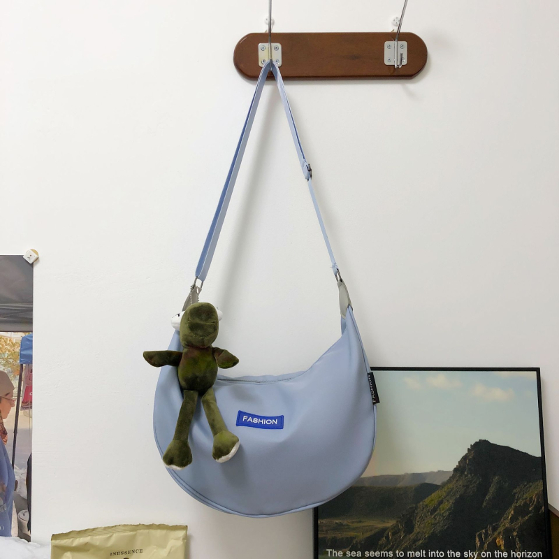 Crossbody Dumpling torba od Oxford platna — mekana konstrukcija, oblik dumplinga, zatvaranje poklopca, unutarnja džep s ID karticom i džep sa zipom