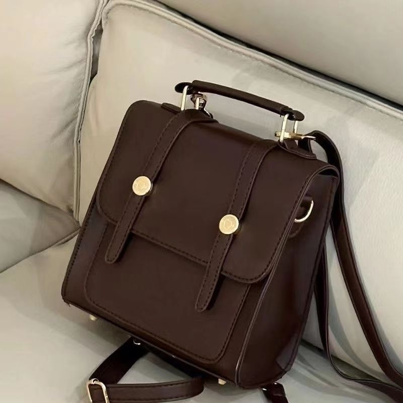 PU materijal retro američki ruksak s kopčom, tri načina nošenja (ruksak, crossbody, preko ramena), vodootporan, unutarnja pretinac sa zipom, zatvoren otvor, Zima 2023