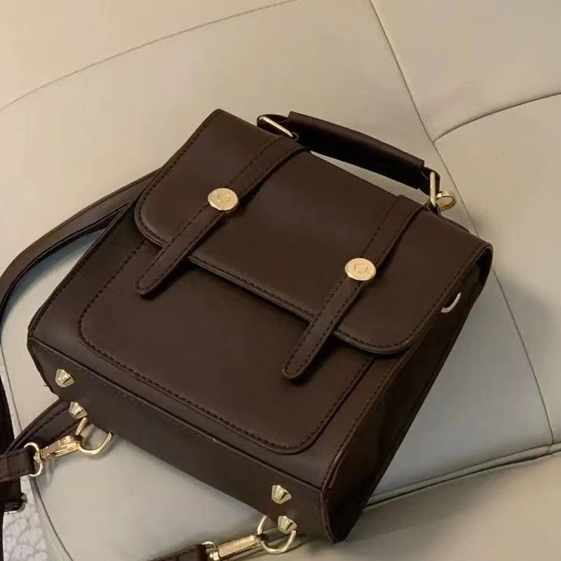 PU materijal retro američki ruksak s kopčom, tri načina nošenja (ruksak, crossbody, preko ramena), vodootporan, unutarnja pretinac sa zipom, zatvoren otvor, Zima 2023