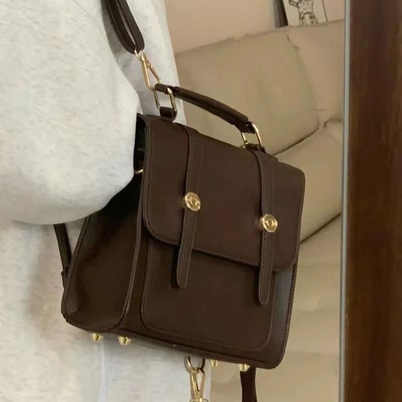 PU materijal retro američki ruksak s kopčom, tri načina nošenja (ruksak, crossbody, preko ramena), vodootporan, unutarnja pretinac sa zipom, zatvoren otvor, Zima 2023