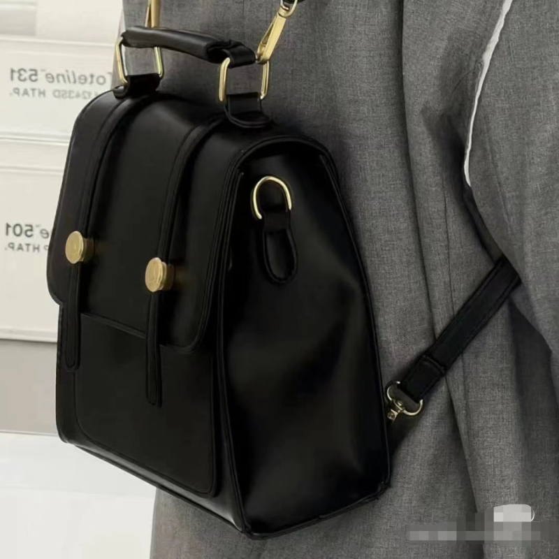 PU materijal retro američki ruksak s kopčom, tri načina nošenja (ruksak, crossbody, preko ramena), vodootporan, unutarnja pretinac sa zipom, zatvoren otvor, Zima 2023