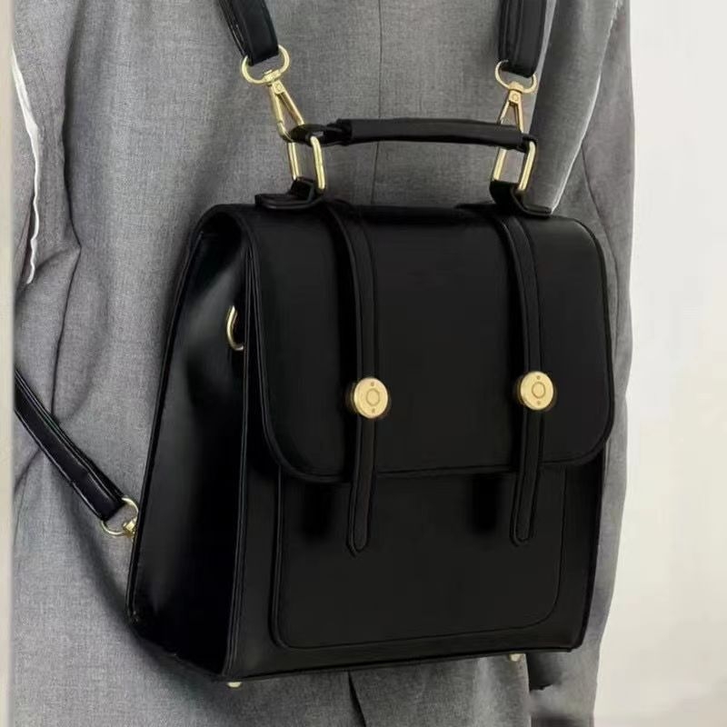 PU materijal retro američki ruksak s kopčom, tri načina nošenja (ruksak, crossbody, preko ramena), vodootporan, unutarnja pretinac sa zipom, zatvoren otvor, Zima 2023
