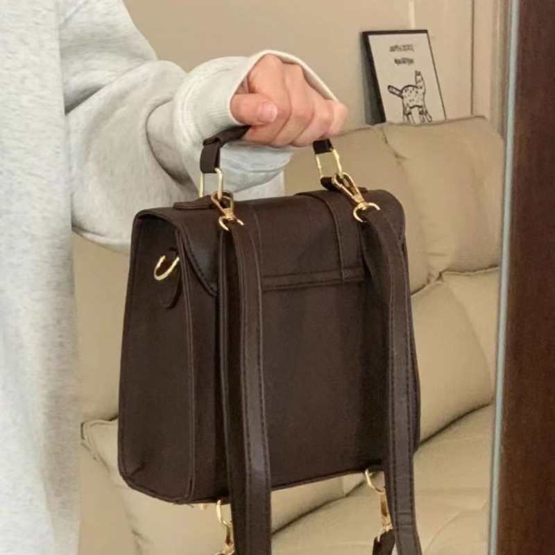 PU materijal retro američki ruksak s kopčom, tri načina nošenja (ruksak, crossbody, preko ramena), vodootporan, unutarnja pretinac sa zipom, zatvoren otvor, Zima 2023