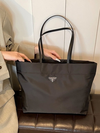 Tote táska – városi egyszerű stílus, Oxford vászon, függőleges négyzet alakú forma, cipzáros nyitás, poliészter bélés