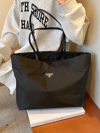 Tote táska – városi egyszerű stílus, Oxford vászon, függőleges négyzet alakú forma, cipzáros nyitás, poliészter bélés