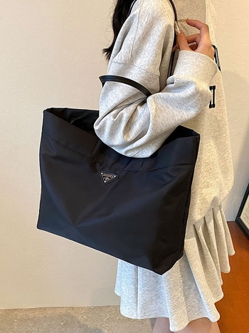 Tote táska – városi egyszerű stílus, Oxford vászon, függőleges négyzet alakú forma, cipzáros nyitás, poliészter bélés