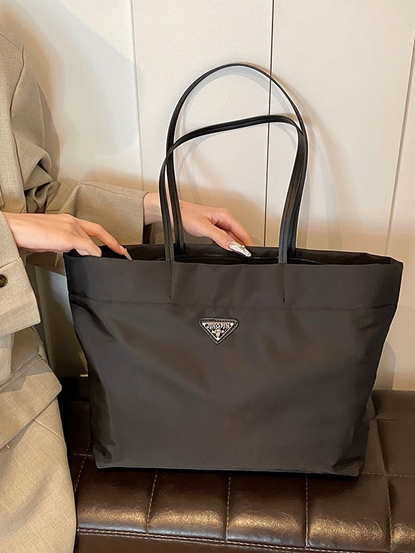 Tote táska – városi egyszerű stílus, Oxford vászon, függőleges négyzet alakú forma, cipzáros nyitás, poliészter bélés