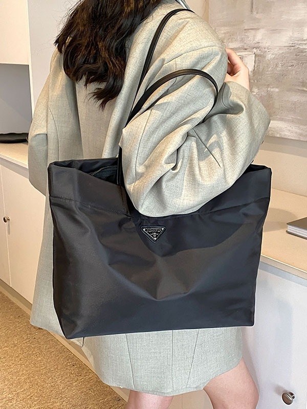 Tote táska – városi egyszerű stílus, Oxford vászon, függőleges négyzet alakú forma, cipzáros nyitás, poliészter bélés