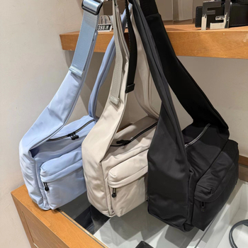 Crossbody táska, függőleges négyzet alakú, Oxford anyagból, cipzáras nyitás, poliészter bélés, belső zsebek: cipzáras zseb, telefon zseb, ID zseb