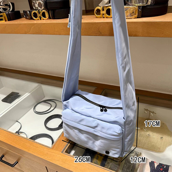 Crossbody táska, függőleges négyzet alakú, Oxford anyagból, cipzáras nyitás, poliészter bélés, belső zsebek: cipzáras zseb, telefon zseb, ID zseb