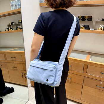 Crossbody táska, függőleges négyzet alakú, Oxford anyagból, cipzáras nyitás, poliészter bélés, belső zsebek: cipzáras zseb, telefon zseb, ID zseb