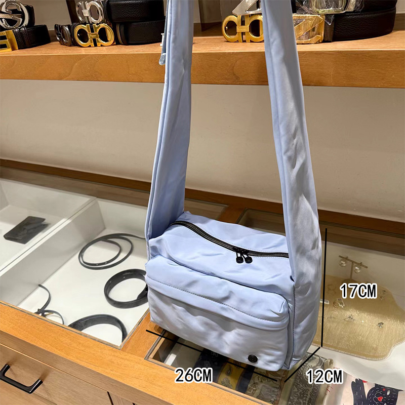 Crossbody táska, függőleges négyzet alakú, Oxford anyagból, cipzáras nyitás, poliészter bélés, belső zsebek: cipzáras zseb, telefon zseb, ID zseb