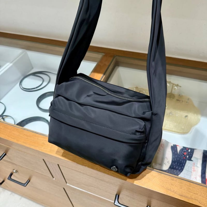 Crossbody táska, függőleges négyzet alakú, Oxford anyagból, cipzáras nyitás, poliészter bélés, belső zsebek: cipzáras zseb, telefon zseb, ID zseb