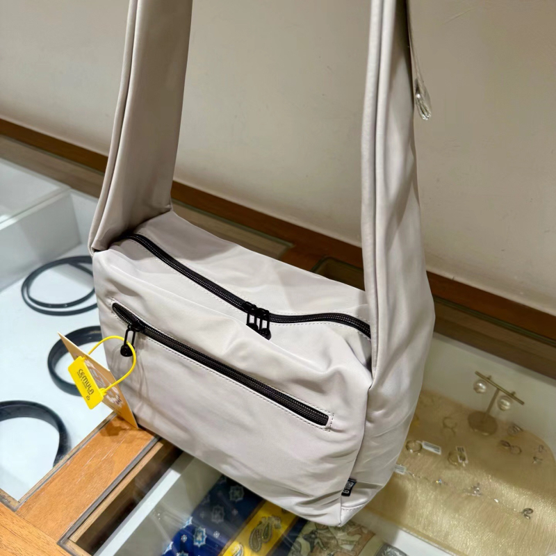 Crossbody torba s vertikalnim kvadratnim oblikom, Oxford tkanina, zatvaranje na zip, poliester podstava, unutarnji pretinci: zip pretinac, pretinac za mobitel, ID pretinac