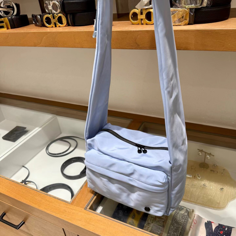 Crossbody táska, függőleges négyzet alakú, Oxford anyagból, cipzáras nyitás, poliészter bélés, belső zsebek: cipzáras zseb, telefon zseb, ID zseb