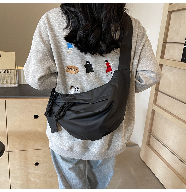 Ženska crossbody torba, vodootporni laminirani oksford, dumpling oblik, velika kapaciteta, zatvaranje zipom