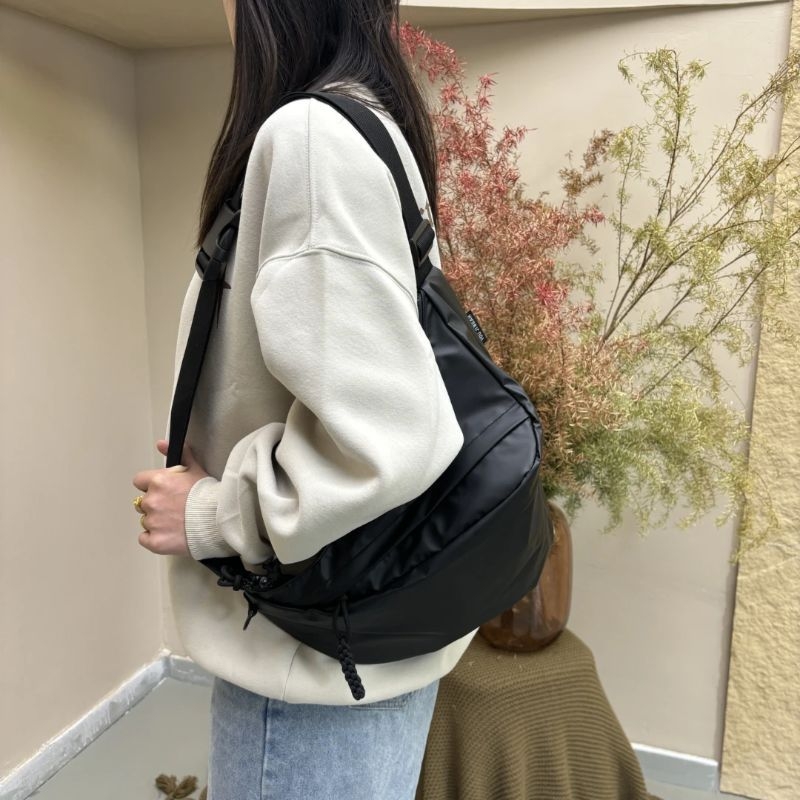 Ženska crossbody torba, vodootporni laminirani oksford, dumpling oblik, velika kapaciteta, zatvaranje zipom