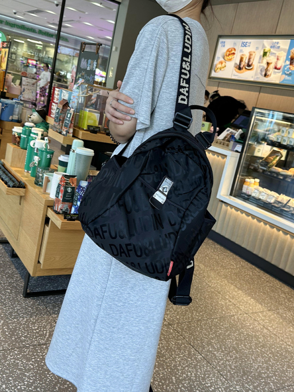 Ženski ruksak od Oxford platna, otporan na habanje i vodootporan, s pretinjem za laptop i džepovima na zatvaračima