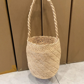 Ručna pletena raffia torba s naramenicom – cilindrični oblik, za svakodnevnu upotrebu, Zima 2024
