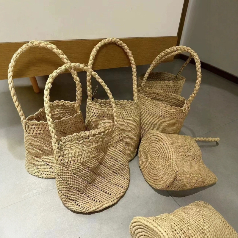 Ručna pletena raffia torba s naramenicom – cilindrični oblik, za svakodnevnu upotrebu, Zima 2024
