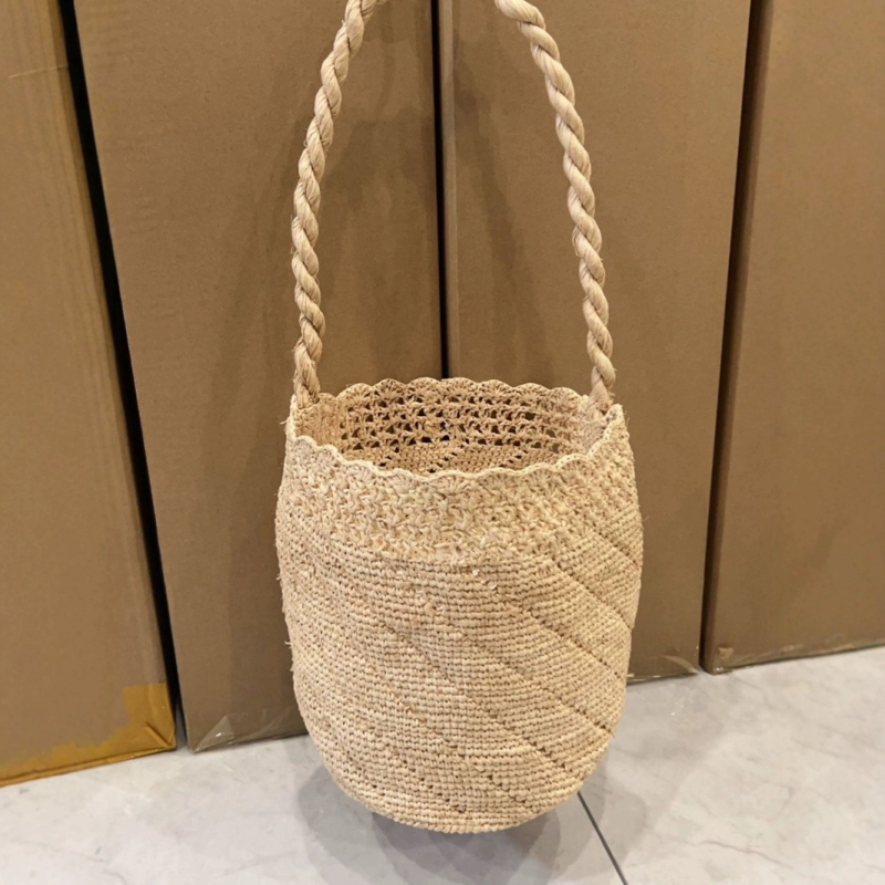Ručna pletena raffia torba s naramenicom – cilindrični oblik, za svakodnevnu upotrebu, Zima 2024
