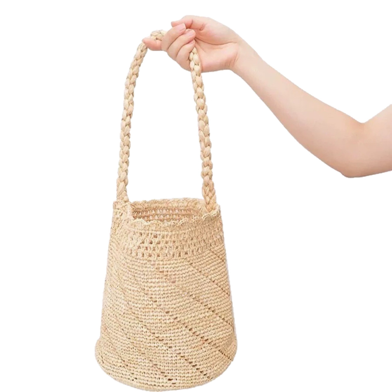 Ručna pletena raffia torba s naramenicom – cilindrični oblik, za svakodnevnu upotrebu, Zima 2024