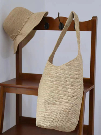 Torba bucket od raffie, ručna izrada, otvoren vrh, džep za telefon, s jednom naramenicom