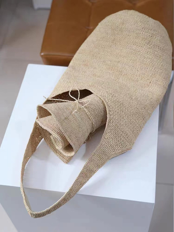 Torba bucket od raffie, ručna izrada, otvoren vrh, džep za telefon, s jednom naramenicom