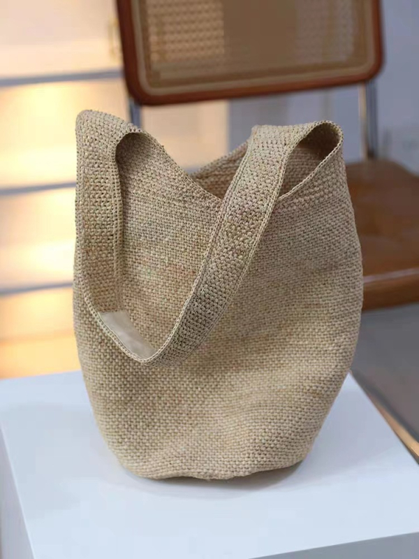 Torba bucket od raffie, ručna izrada, otvoren vrh, džep za telefon, s jednom naramenicom