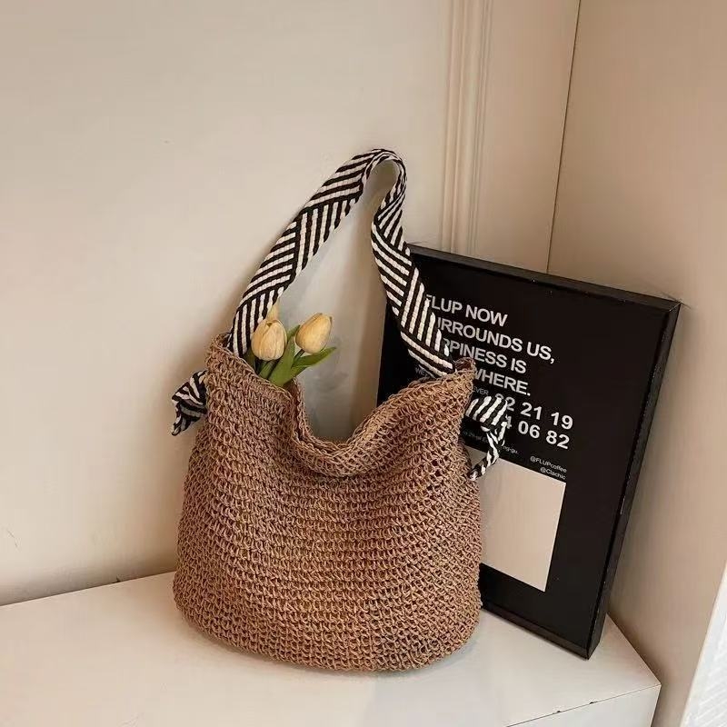 Tote táska – Városi egyszerűség; Anyag: Papír; Függőleges négyzetes forma; Magnetes zár; Poliészter bélés