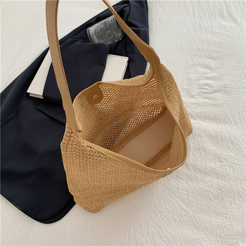 Tkana tote torba – PVC materijal, bucket bag stil, podstava od sintetičke kože, uspravni kvadratni oblik, otvoreni način otvaranja