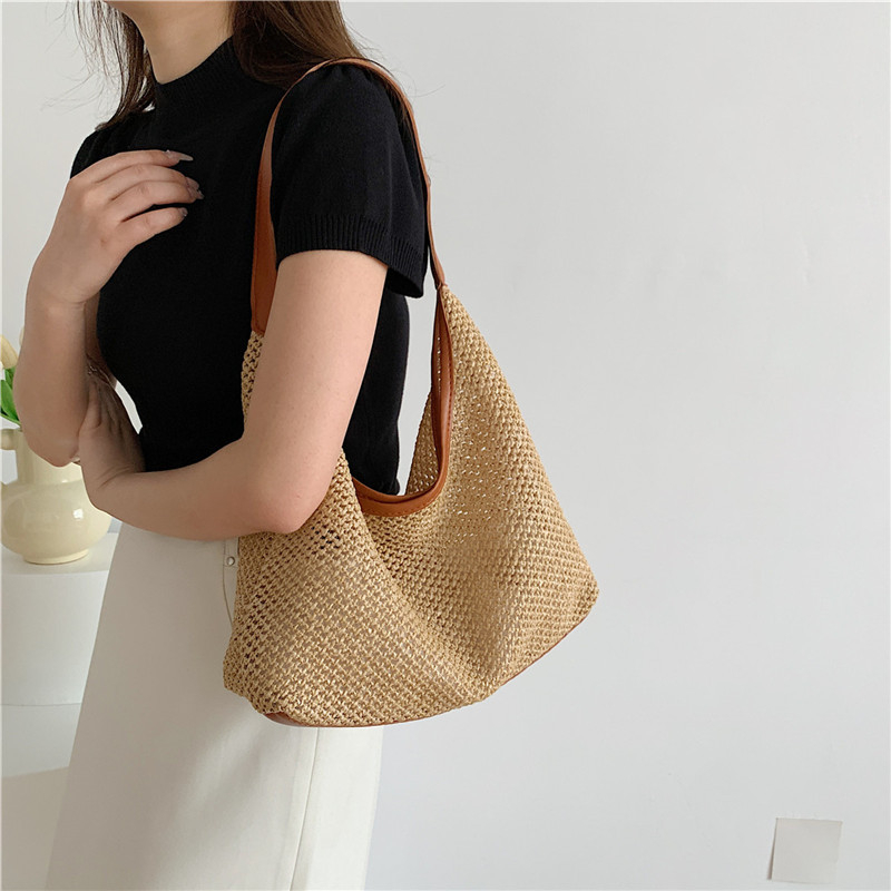Tkana tote torba – PVC materijal, bucket bag stil, podstava od sintetičke kože, uspravni kvadratni oblik, otvoreni način otvaranja