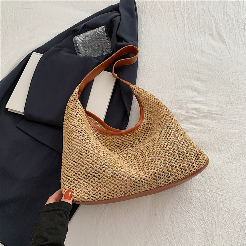 Tkana tote torba – PVC materijal, bucket bag stil, podstava od sintetičke kože, uspravni kvadratni oblik, otvoreni način otvaranja