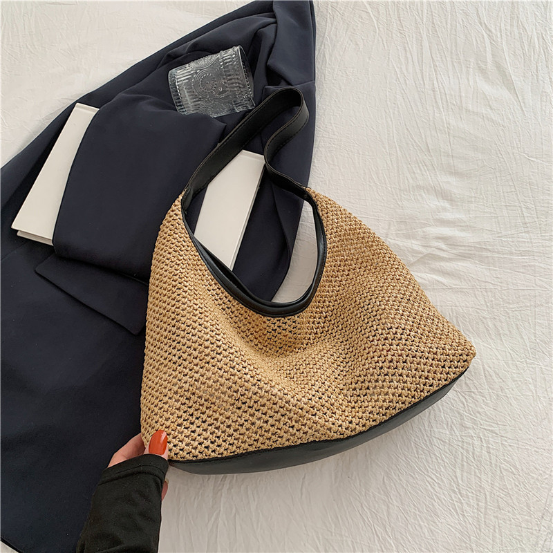 Tkana tote torba – PVC materijal, bucket bag stil, podstava od sintetičke kože, uspravni kvadratni oblik, otvoreni način otvaranja