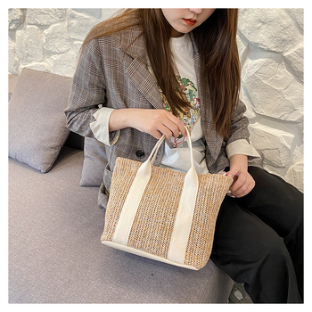 Szalmából készült bucket-stílusú tote táska egy vállpánttal és mágneszárral