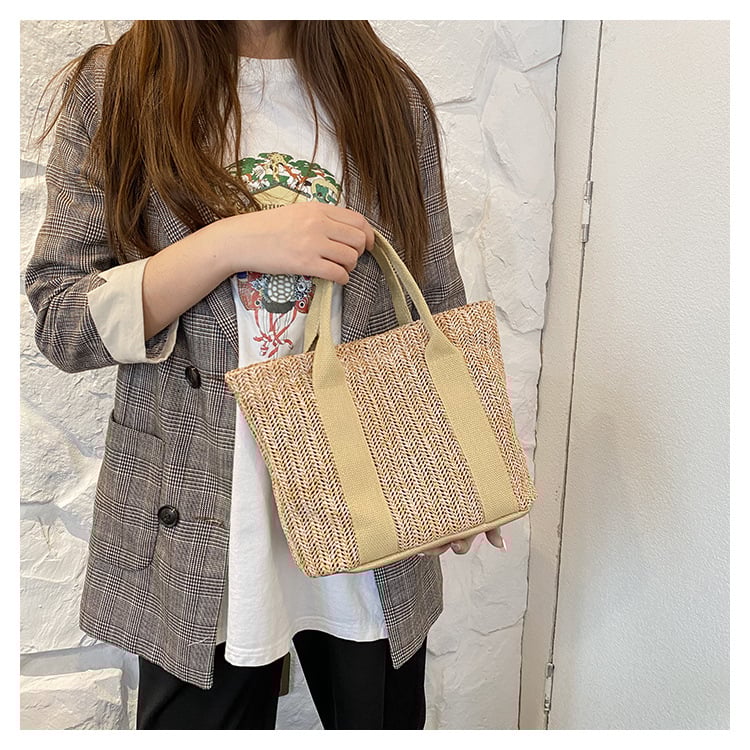 Szalmából készült bucket-stílusú tote táska egy vállpánttal és mágneszárral