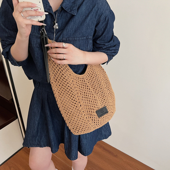 Kézműves szövött szalma tote táska, kivágott mintával, nagy kapacitású, cipzáras záródás, belső telefonzseb és laminált cipzáras zseb