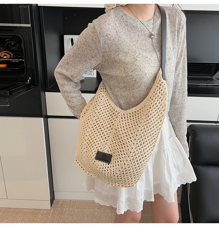 Kézműves szövött szalma tote táska, kivágott mintával, nagy kapacitású, cipzáras záródás, belső telefonzseb és laminált cipzáras zseb