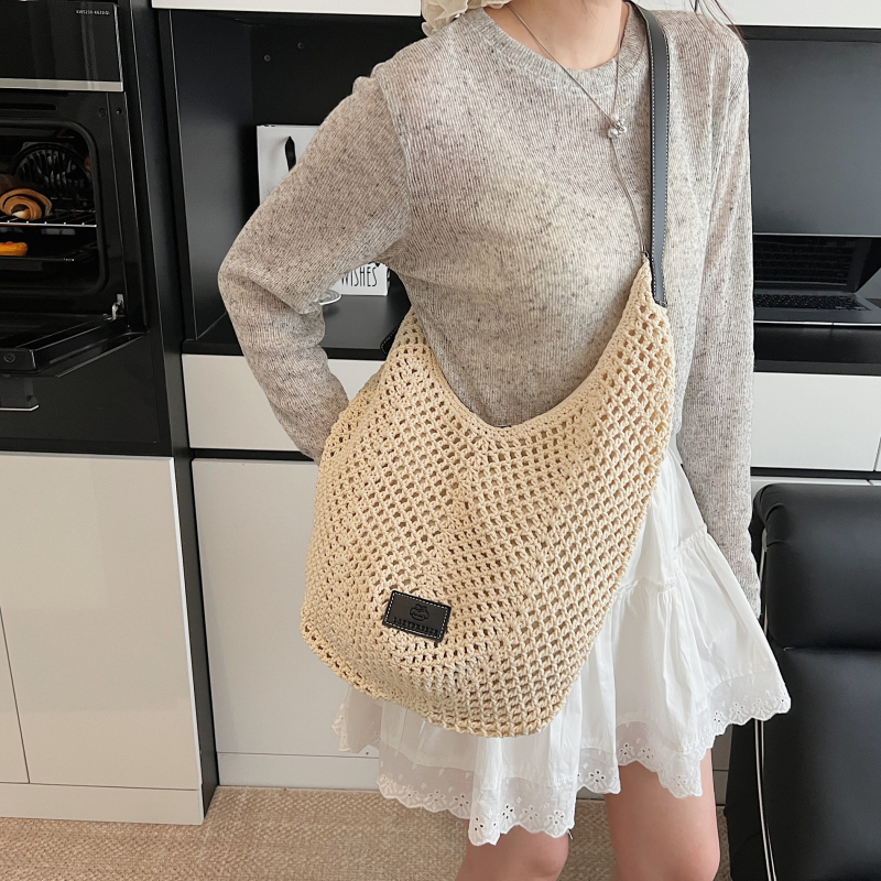 Kézműves szövött szalma tote táska, kivágott mintával, nagy kapacitású, cipzáras záródás, belső telefonzseb és laminált cipzáras zseb